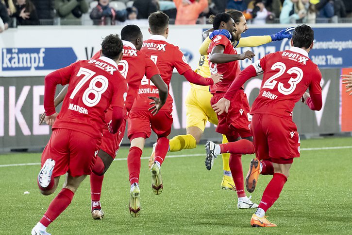 La joie des joueurs de Thoune, qui joueront les quarts de finale de la Coupe de Suisse © KEYSTONE/ANTHONY ANEX