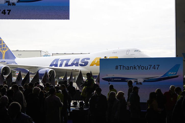 Anciens et actuels employés, clients et fournisseurs se sont rassemblés à Everett pour assister à la remise du dernier 747 produit. © KEYSTONE/AP/John Froschauer