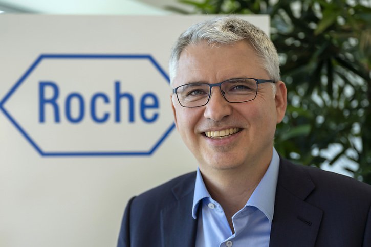 Roche, dirigé par Severin Schwan, relève son dividende de 10 centimes pour les actionnaires au titre de 2022 (archives). © KEYSTONE/GEORGIOS KEFALAS