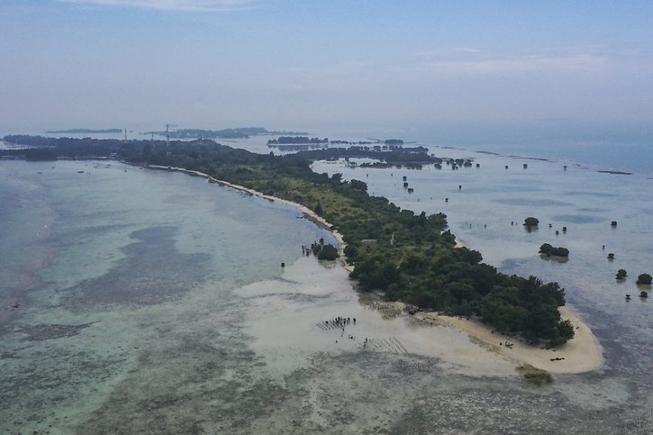 L'île indonésienne de Pulau Pari a déjà été inondée à plusieurs reprises en raison de la montée des eaux consécutive au changement climatique. Pour ses habitants, le groupe suisse Holcim, l'un des plus gros pollueurs au monde, est coresponsable. © KEYSTONE/EPA/MAST IRHAM