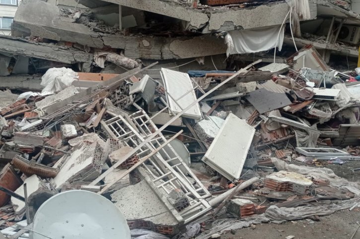 De nombreux immeubles s'étant effondrés, le bilan pourrait encore s'alourdir. © KEYSTONE/EPA/DENIZ TEKIN