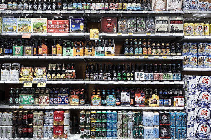 Boissons alcoolisées en vente dans un magasin (archives). © Keystone/GAETAN BALLY