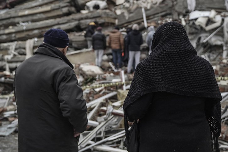 Les autorités turques ont dénombré près de cinq mille immeubles effondrés. © KEYSTONE/AP/Mustafa Karali