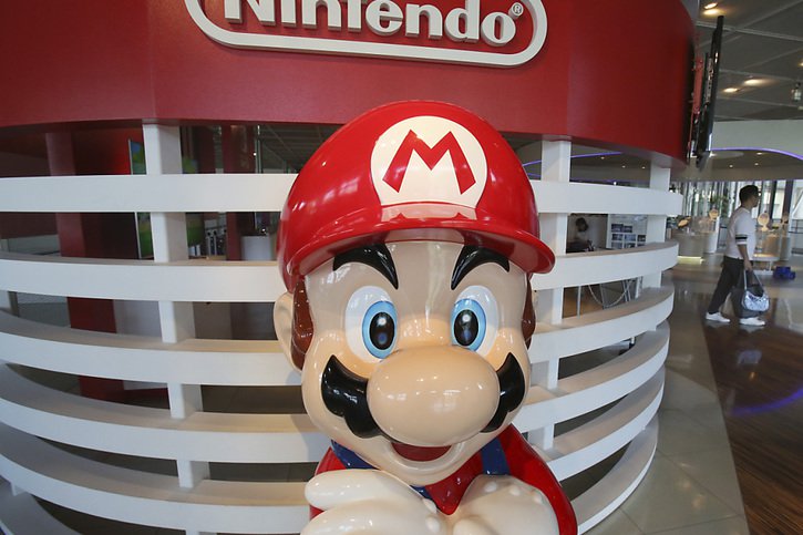 Nintendo a revu mardi ses prévisions à la baisse pour son exercice 2022/23, à la lueur de ventes moins bonnes que prévu de sa console Switch. (archives) © KEYSTONE/AP/KOJI SASAHARA