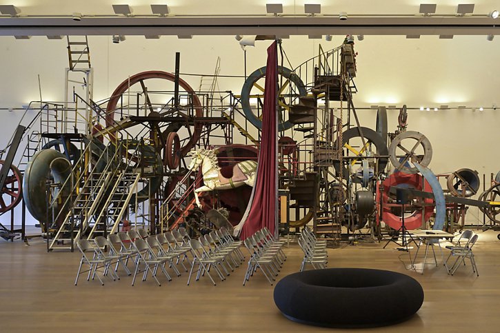 La machine "Meta-Maxi-Maxi-Utopia", datant de 1987, est installée dans la grande salle du Musée Tinguely dans le cadre de l'exposition "La roue = c'est tout". © KEYSTONE/GEORGIOS KEFALAS