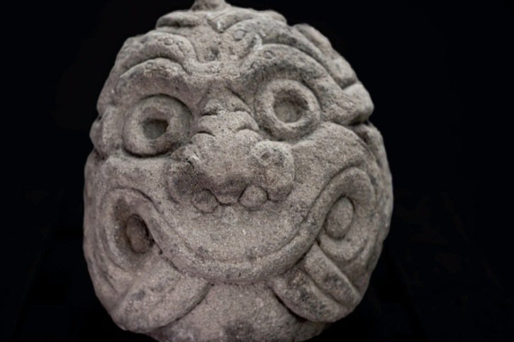 L'objet est un important bien culturel péruvien d'environ 2500 ans appelé "tête clouée" (cabeza clava), selon l'OFC. © OFC