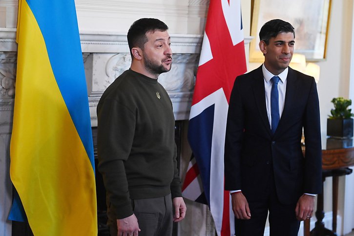 Volodymyr Zelensky a été accueilli par le Premier ministre britannique Rishi Sunak après avoir atterri à l'aéroport londonien de Stansted dans un appareil de la Royal Air Force. © KEYSTONE/EPA/NEIL HALL / POOL