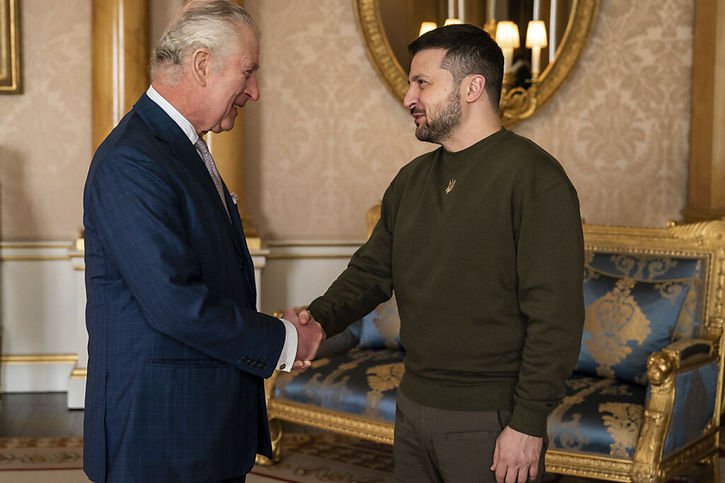 Lors de sa visite à Londres, Volodymyr Zelensky a rencontré le roi Charles III au Palais de Buckingham. © KEYSTONE/AP/Aaron Chown