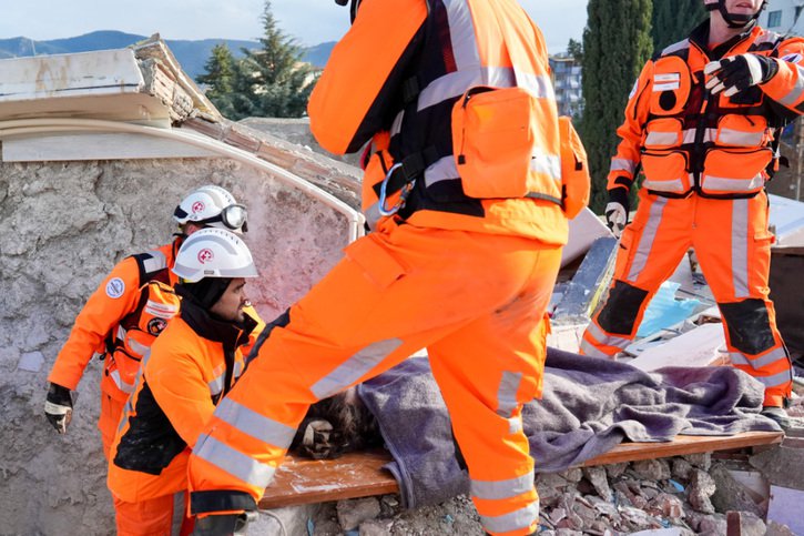 Les secouristes suisses étaient déjà au travail mercredi, à Hatay. © KEYSTONE/MICHAEL FICHTER/EDA/HANDOUT RETTUNGSKETTE