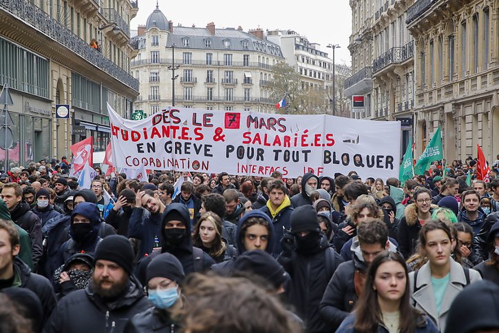 Le Sénat français a donné son feu vert à la réforme de la retraite. Dans la rue, la contestation se poursuivait jeudi. © KEYSTONE/EPA/TERESA SUAREZ