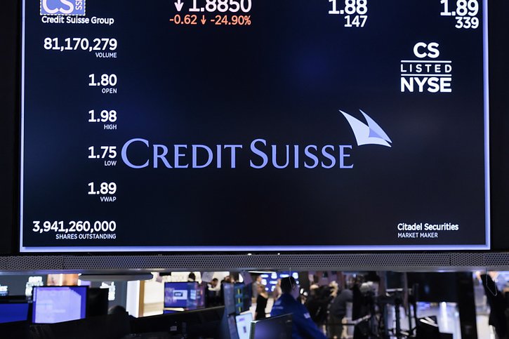 Le Credit Suisse a vécu une journée cauchemardesque mercredi en bourse, comme ici à New York. © KEYSTONE/EPA/JUSTIN LANE