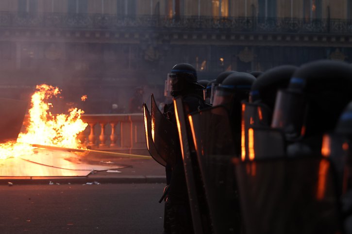 A Paris, où la CGT a annoncé 800'000 manifestants et le ministère 119'000, des violences ont rapidement éclaté en tête de cortège. © KEYSTONE/EPA/MOHAMMED BADRA