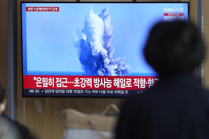 A la gare de Séoul, des passagers regardent les images de l'explosion prétendument causée par un drone sous-marin d'attaque nucléaire testé par Pyongyang. © KEYSTONE/AP/Lee Jin-man