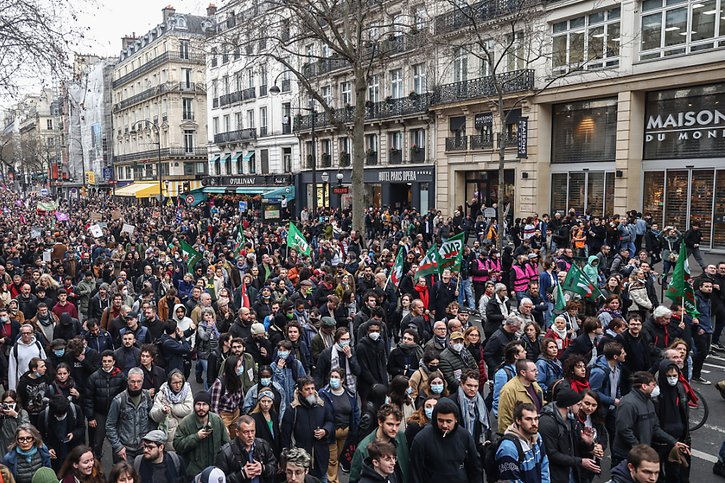 De nouveaux appels à des rassemblements vendredi soir à Paris circulaient sur les réseaux sociaux. © KEYSTONE/EPA/MOHAMMED BADRA