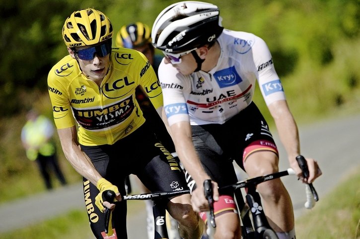 Comme lors des deux dernières éditions, Jonas Vingegaard (en jaune) et Tadej Pogacar devraient se battre pour la victoire finale sur le Tour de France.  © Keystone-archives