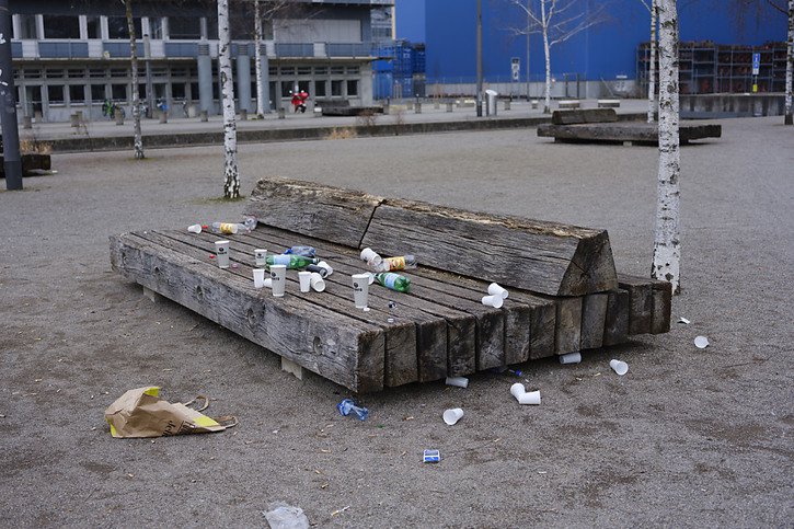 Les personnes jetant des déchets sur la voie publique doivent être amendées (archives). © KEYSTONE/CHRISTIAN BEUTLER