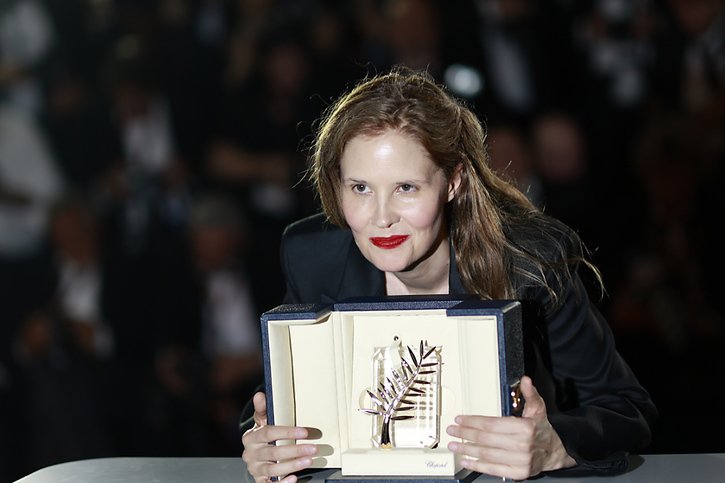 Justine Triet est seulement la troisième réalisatrice à être sacrée dans l'histoire du festival. © KEYSTONE/EPA/GUILLAUME HORCAJUELO