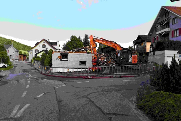 Les pompiers ont dû démolir trois immeubles au moyen d'une pelleteuse afin d'atteindre le foyer du sinistre. © Kapo St. Gallen