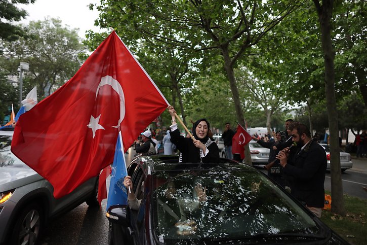 Des partisans du président turc Erdogan sont en liesse à Istanbul. Ce dernier obtiendrait 53% des voix contre 47% à son rival Kiliçdaroglu au second tour de l'élection présidentielle, selon l'agence officielle après dépouillement de plus de trois quarts des bulletins. © KEYSTONE/EPA/ERDEM SAHIN
