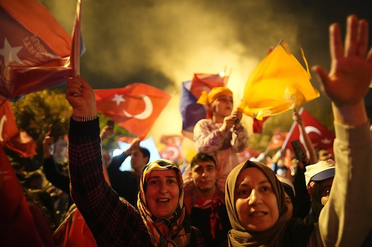 Des dizaines de milliers de partisans d'Erdogan se sont rassemblés à Ankara pour célébrer sa réélection. © KEYSTONE/AP/Emrah Gurel