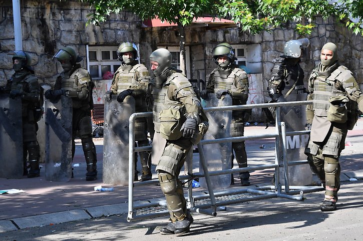 Des soldats placent des barrières pour protéger la mairie de Zvecan. © KEYSTONE/EPA/GEORGI LICOVSKI