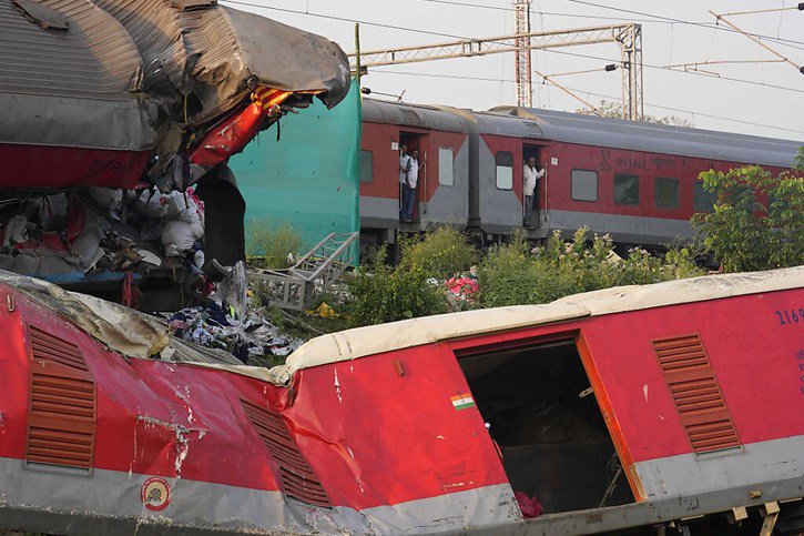 Cet accident ferroviaire est le plus meurtrier en Inde depuis la collision frontale de deux trains de passagers le 2 août 1999 en gare de Gaisal, au Bengale-Occidental, qui avait fait 285 morts. © KEYSTONE/AP/Rafiq Maqbool
