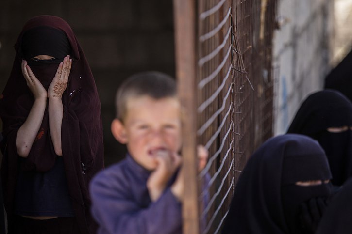 Ces femmes et enfants de djihadistes vivent dans les camps d'Al-Hol et de Roj contrôlés par les Kurdes, où la violence est endémique et les privations nombreuses. © KEYSTONE/AP/Baderkhan Ahmad