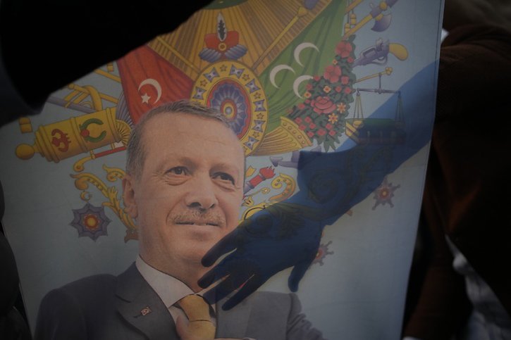 La traditionnelle moustache dessinée sur l'affiche d'un candidat a valu l'emprisonnement à son auteur en Turquie. © KEYSTONE/AP/Emrah Gurel