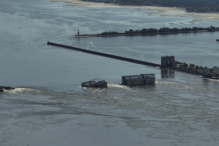 Moscou et Kiev se rejettent la responsabilité de la destruction du barrage. © KEYSTONE/AP