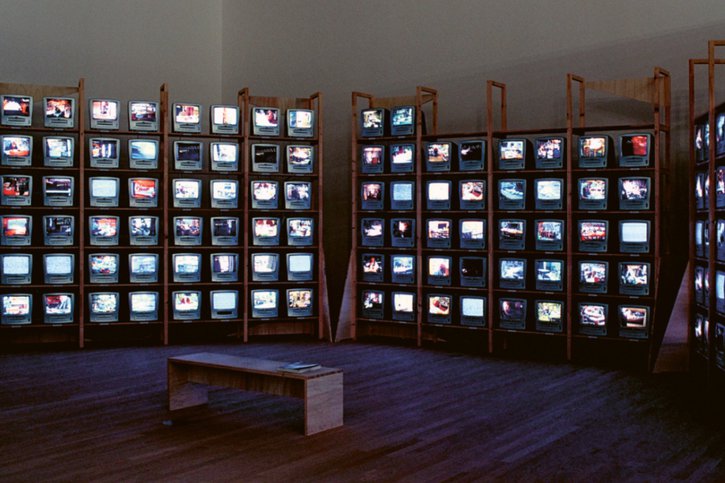 L'installation de Dieter Roth "Solo Szenen" (1997-1998) est composée de 128 écrans et mesure 12 mètres de long et 2,1 mètres de haut. Elle est exposée au Schaulager qui abrite les collections de la Fondation Emanuel Hoffmann. © Stefan Altenburger / Dieter Roth estate