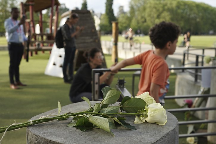 Des roses blanches ont été déposées jeudi dans l'aire de jeux, en hommage aux victimes. © KEYSTONE/AP/Laurent Cipriani