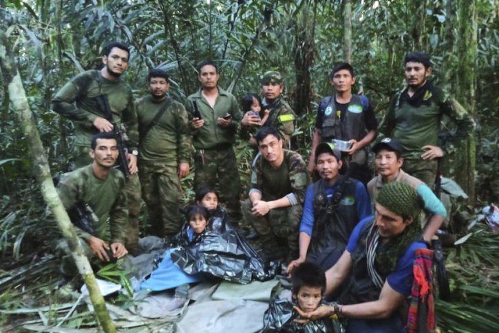 Les militaires colombiens posent avec les quatre petits miraculés. © KEYSTONE/AP