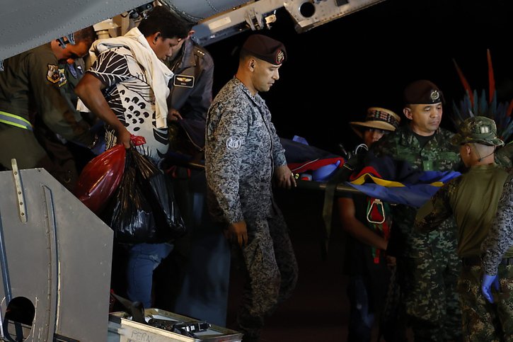 Le père des enfants rescapés assiste à leur arrivée à l'aéroport militaire de Bogota © KEYSTONE/EPA/Mauricio Duenas Castaneda