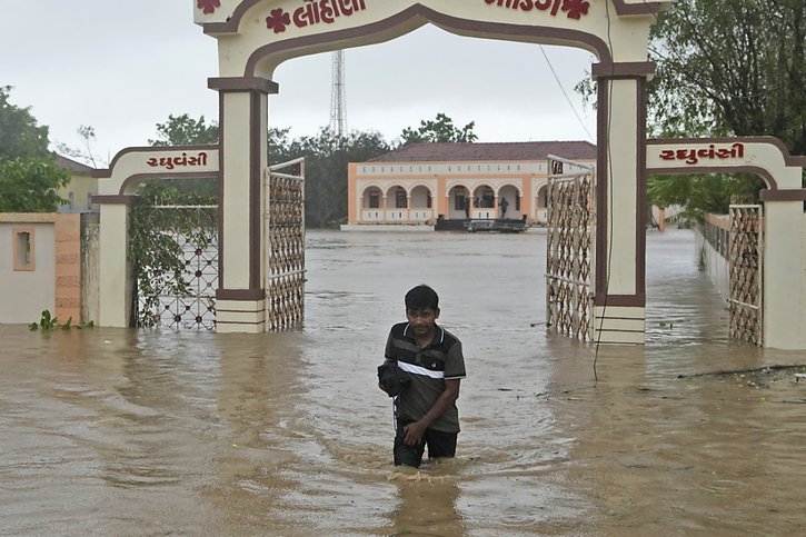 Le cyclone Biparjoy a laissé un sillage de destruction sur la côte indienne. Ici, une inondation dans le Gujarat. © KEYSTONE/AP/Ajit Solanki