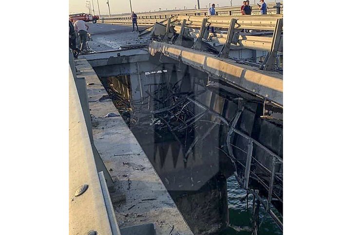 L'attaque ukrainienne a fait d'importants dégâts sur la section routière du pont, le seul qui relie la Russie à la péninsule ukrainienne de Crimée annexée par Moscou en 2014. © KEYSTONE/AP