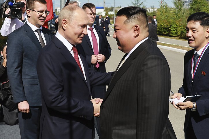 Kim Jong Un s'est rendu en train dans l'est de la Russie pour rencontrer le président russe Vladimir Poutine. © KEYSTONE/AP/Vladimir Smirnov