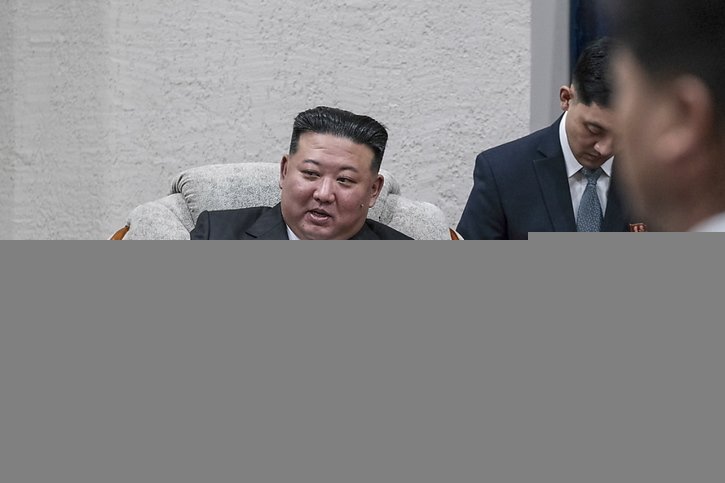 Selon un chercheur, une alliance plus forte entre Pyongyang, Moscou et Pékin pourrait entraîner une "déstabilisation dans la région", et des munitions fournies par Pyongyang auraient un impact significatif sur le conflit en Ukraine. (photo de Kim Jong Un) © KEYSTONE/EPA/RUSSIAN MINISTRY OF NATURAL RESOURCES AND ECOLOGY