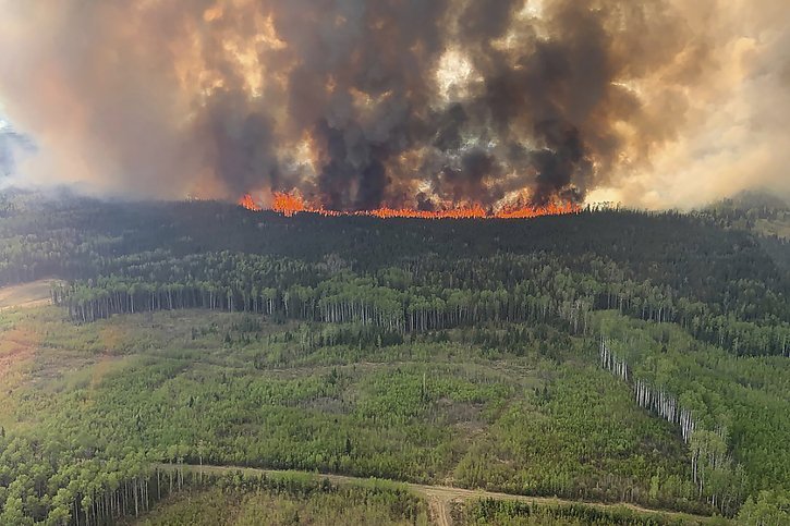 Les feux de forêt, comme ceux ravageant le Canada depuis plusieurs mois, sont de plus en plus nombreux en raison du réchauffement climatique (archives). © KEYSTONE/AP The Canadian Press