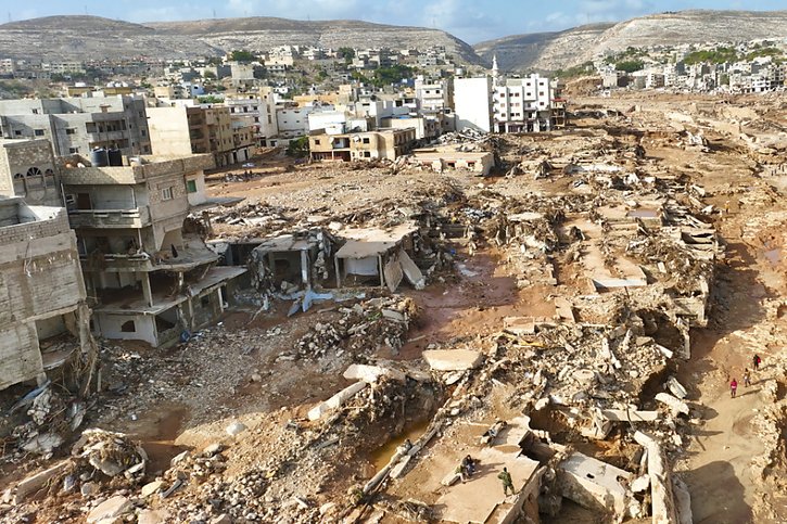 La tempête Daniel a fait de gros dégâts dans la ville libyenne de Derna. Selon l'OIM, de nombreux habitants auraient quitté la ville à cause du manque d'approvisionnement en eau. © KEYSTONE/AP/Jamal Alkomaty