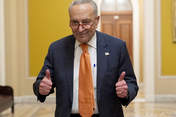 Le responsable des démocrates au Sénat, Chuck Schumer, a tendu ses deux pouces en l'air à l'issue du vote. © KEYSTONE/AP/Andrew Harnik