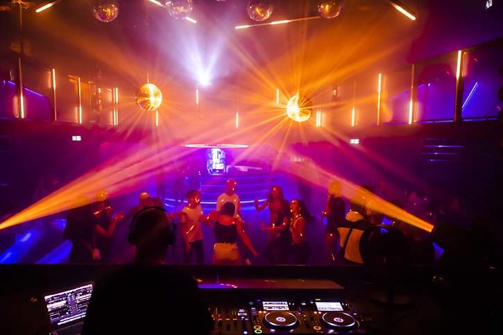 Le feu a surpris les clients de la discothèque au petit matin (Photo prétexte). © KEYSTONE/JEAN-CHRISTOPHE BOTT