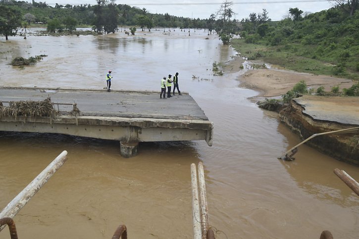 Le bilan des victimes des inondations a presque doublé au Kenya, passant à plus de 120 morts, © KEYSTONE/AP/Gideon Maundu