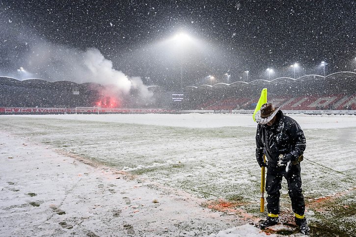 La neige joue aussi les trouble-fête en Bundesliga © KEYSTONE/JEAN-CHRISTOPHE BOTT