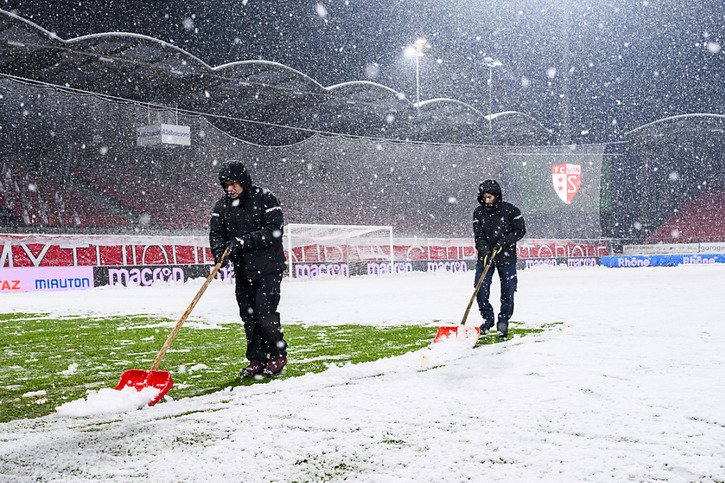 Le match Winterthour-Zurich a été reporté samedi matin déjà © KEYSTONE/JEAN-CHRISTOPHE BOTT