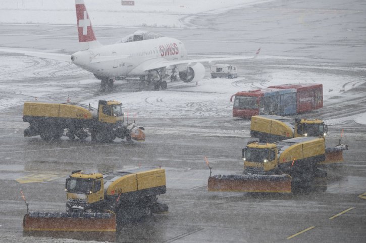 Les déneigeuses à l'oeuvre samedi matin à l'aéroport de Zurich-Kloten. © Keystone/ENNIO LEANZA