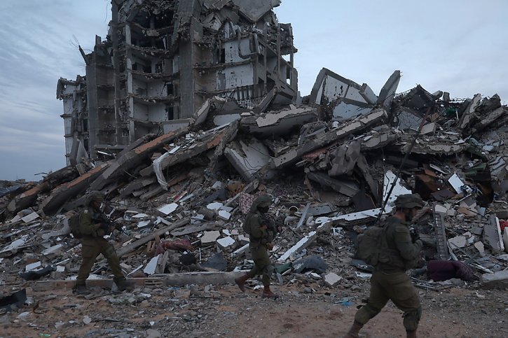 Des soldats israéliens dans les décombres d'un bâtiment de Beit Lahia, dans la banlieue de la ville de Gaza, au nord de l'enclave palestinienne. © KEYSTONE/EPA/ATEF SAFADI
