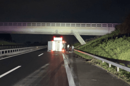 Un camion se renverse sur l'autoroute en Singine