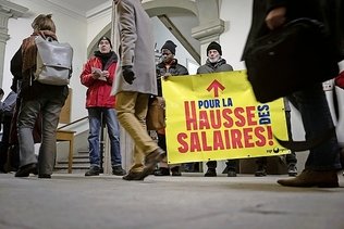 Des milliers de signatures pour augmenter les salaires