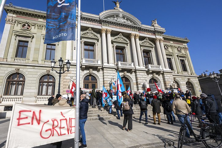 Le personnel du Grand Théâtre de Geneve a protesté jeudi lors d'une grève contre la réforme du statut du personnel prévue par la Ville de Genève. © KEYSTONE/MARTIAL TREZZINI