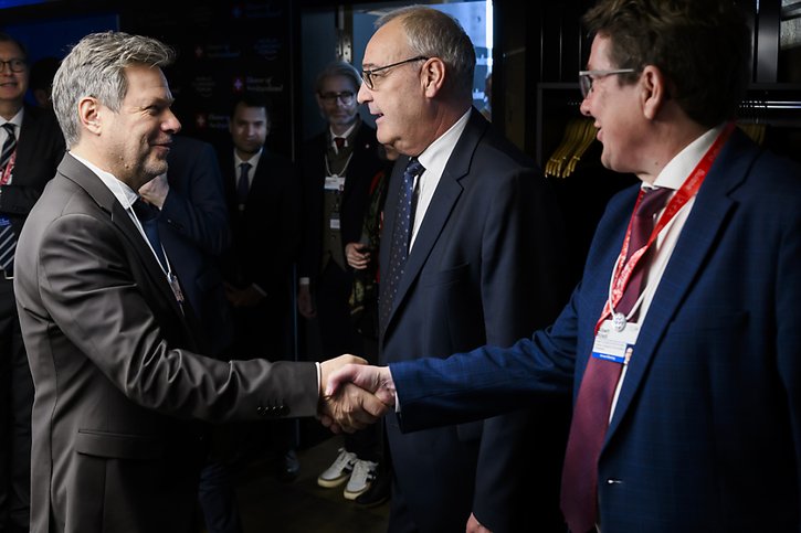 Albert Rösti (à droite) et le vice-chancelier allemand Robert Habeck (à gauche) s'étaient rencontrés lors du Forum de Davos en janvier. Un accord sur le gaz a été signé mardi (archives). © KEYSTONE/KEYSTONE POOL/LAURENT GILLIERON